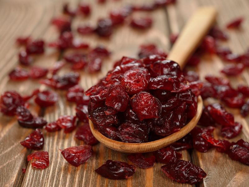 cranberries-getrocknet-auf-holzloeffel