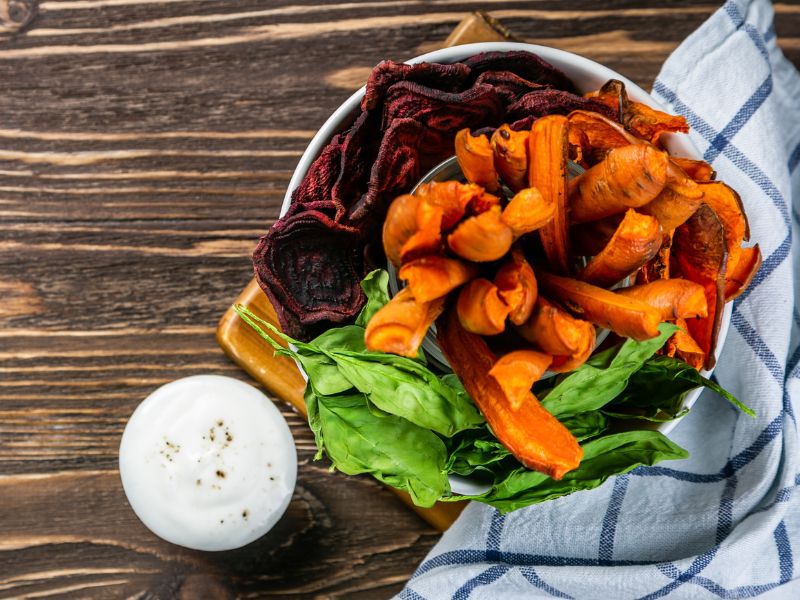 rote-bete-chips-mit-dip
