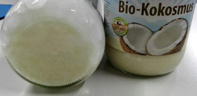 Kokosfett gelblich unten im Glas das ist ein Teil Kokosmus