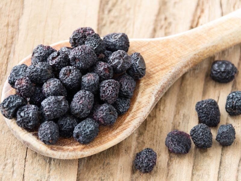 getrocknete-aroniabeeren-auf-loeffel