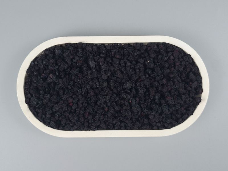 Waldheidelbeeren getrocknet, bio in der Schale von oben