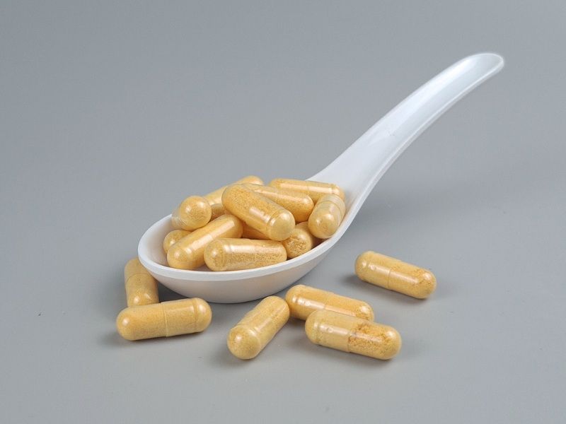 vitamin-b-komplex-kapseln-auf-loeffel Vitamin B Komplex Kapseln