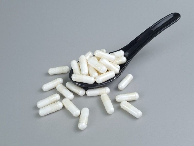 l-lysin-kapseln-auf-loeffel L-Lysin Kapseln auf Löffel